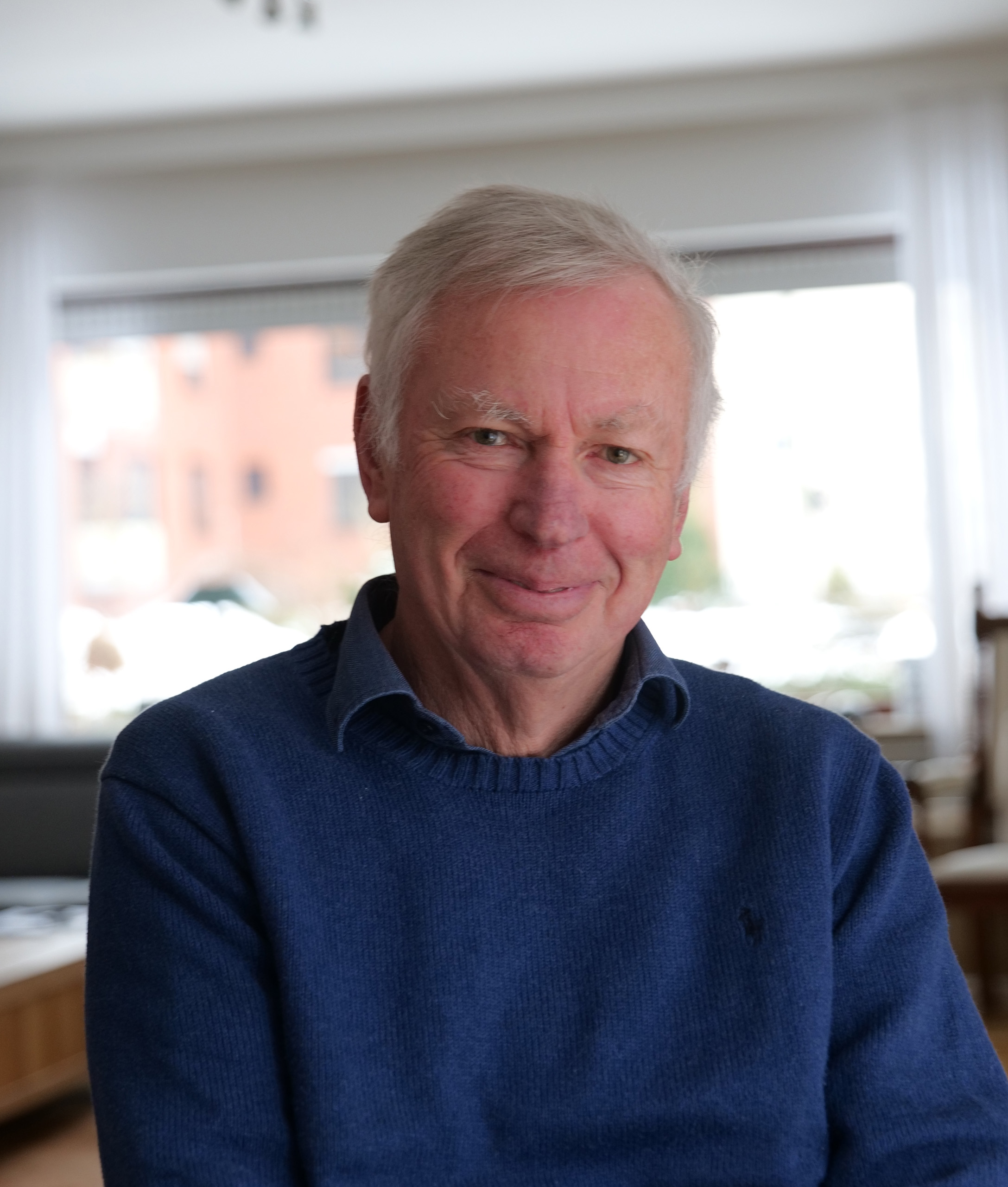 Wilhelm Modest ist seit 2022 Ehrenmitglied bei BW96, hier in seinem Wohnzimmer